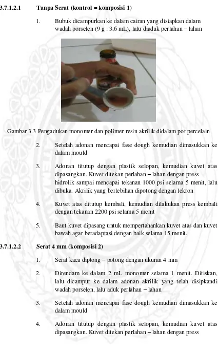 Gambar 3.3 Pengadukan monomer dan polimer resin akrilik didalam pot percelain 