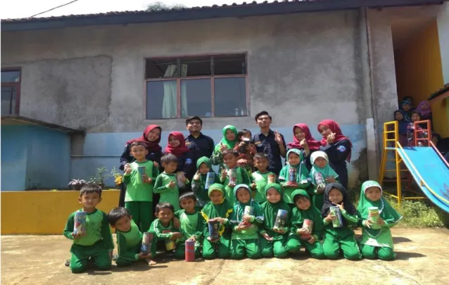 Gambar 3 : Siswa TK Desa Mangunjaya Menunjukkan Hasil Karya Celengan yang Telah Dilukis 