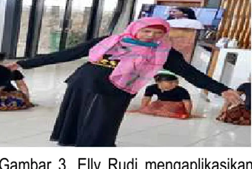 Gambar  3.  Elly  Rudi  mengaplikasikan  gerak Tari Rentak Palembang (dokmen  pribadi, 2020) 