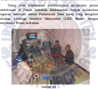 Gambar 4.6  Diskusi bersama warga masyarakat Dusun Indrakila saat membahas 