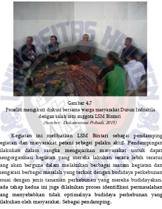 Gambar 4.7  Peneliti mengikuti diskusi bersama warga masyarakat Dusun Indrakila 