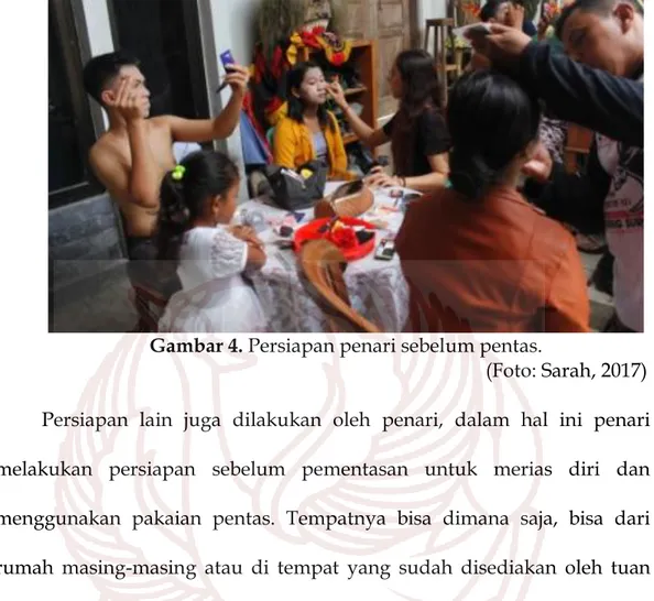 Gambar 4. Persiapan penari sebelum pentas. 