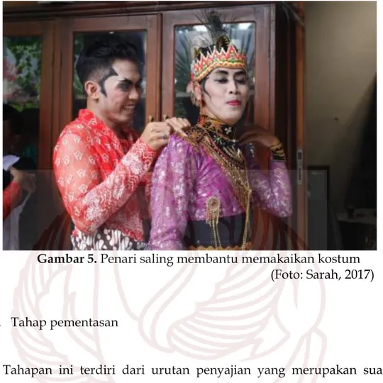 Gambar 5. Penari saling membantu memakaikan kostum 