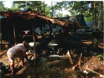 Gambar 2. Seorang ibu dari warga �odaga sedang memasak di pon- pon-dok tempat mereka tinggal