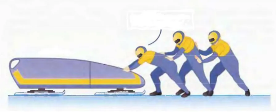 Gambar 1. Sejumlah orang yang sedang mendorong kereta salju 