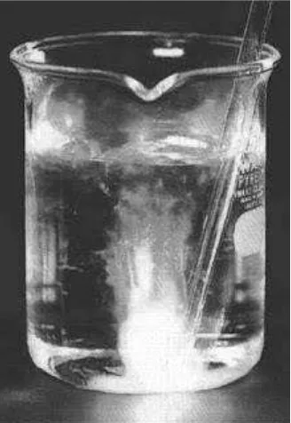 Gambar 1. Fosfor putih dalam air diaerasi dengan udara sehingga terjadi reaksi oksidasi disertai nyala api dalam air