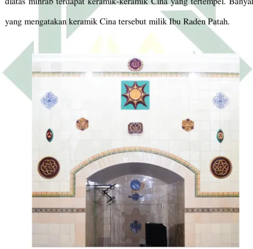 Gambar 3: Hiasan keramik pada atas Mihrab Masjid 