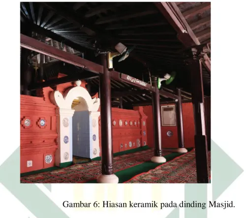 Gambar 6: Hiasan keramik pada dinding Masjid. 