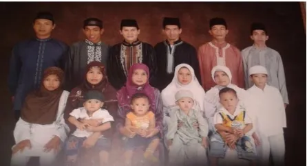 Gambar 1. Foto pernikahan Bapak Muhammad Yusuf Dahyani Bersama Ibu Hamisah, sumber: Album foto keluarga Bapak Muhammad Yusuf Dahyani