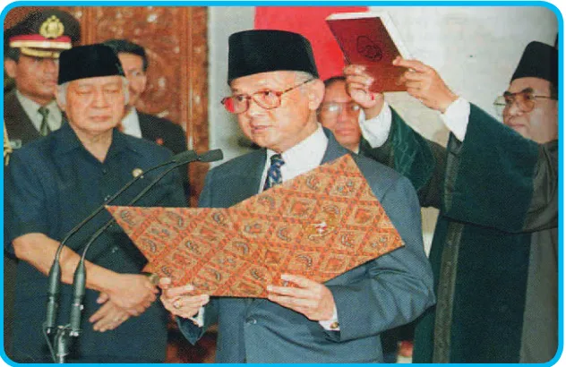 Gambar 2.6 Pelantikan BJ. Habibie sebagai Presiden RI ke-3