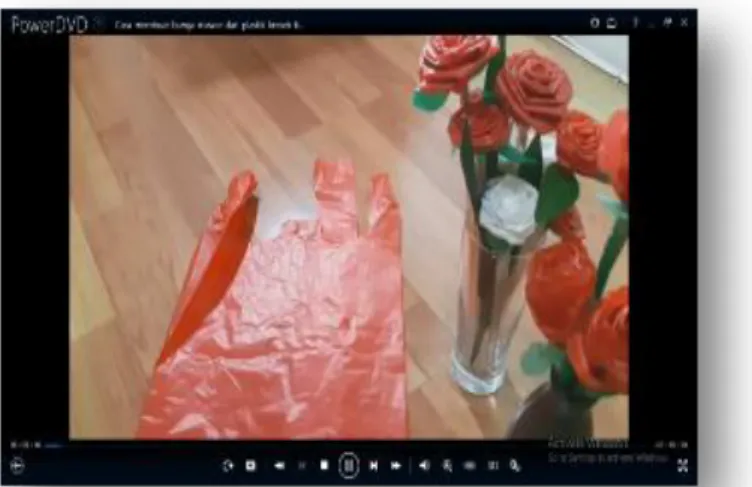 Gambar 3. Pemutaran Video Mengenai Pembuatan Bunga Hias   (Sumber: Dokumentasi, 2019) 