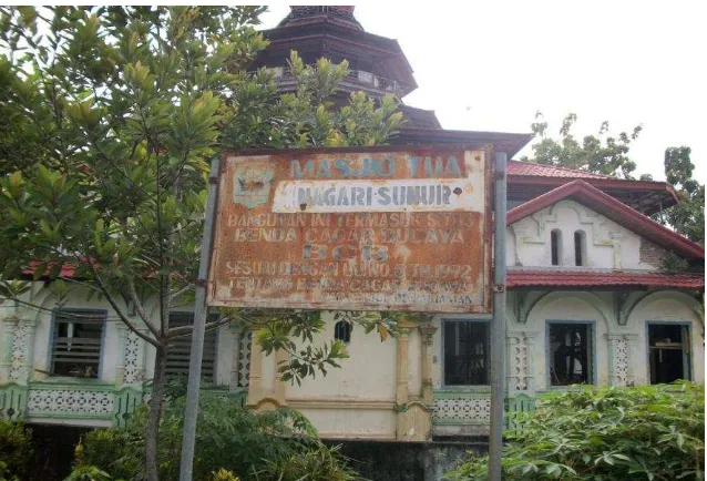 Gambar 1 : Penulis berada di Komplek Surau dan Pemakaman Syekh                           Burhanuddin di Ulakan diabadikan tanggal 6 Desember 2010 