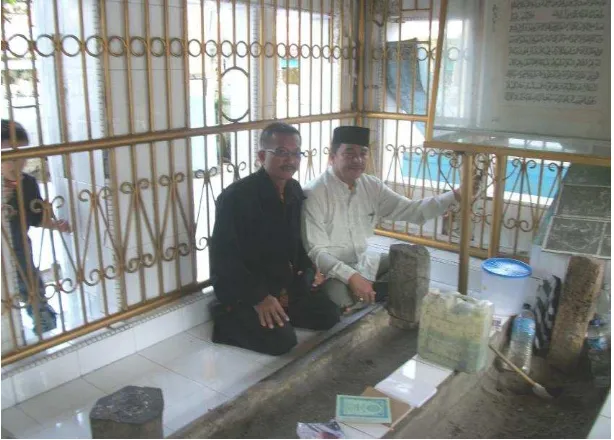 Gambar 4 : Foto Penulis berada persis di depan makam Syekh Burhanuddin bersama salah seorang Tuanku Ali Amran / Tuanku Kali Ulakan ( Foto diabadikan tanggal 14 Desember  2010) 