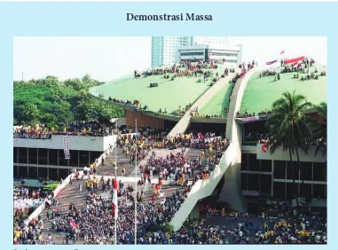 Gambar 2.2 Para mahasiswa berdemo di Gedung MPR Jakarta pada tahun 1998.