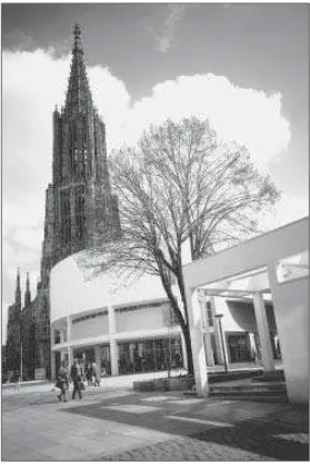 Fig. 1.9Ulm Exhibition and Assembly Building,Germany, 1986–93: Richard Meier & Partners, architects.The mouldability of concrete and the structural continuitywhich is a feature of this material are exploited here toproduce a complex juxtaposition of solid 