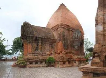 Figure 9. Po Klong Garai tower and line restitution. The  long-saddle shaper curved roof is its characteristic 