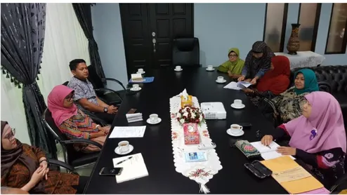 Gambar 2: Diskusi dengn staf dari Konsulat Jenderal Republik Indonesia di Kuching 