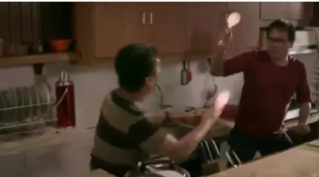 Gambar 4.11 Radit dan Soleh saling memukul menggunakan peralatan dapur  Sumber: Screen capture film Hangout (2018) 