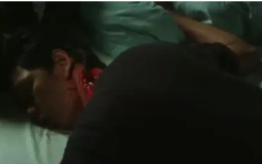 Gambar 4.14 Bayu Skak mati dan mengeluarkan banyak darah di leher  Sumber: Screen capture film Hangout (2018) 