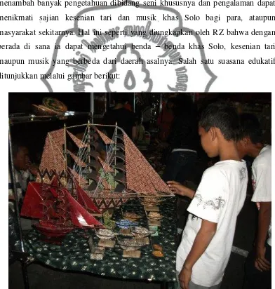 Gambar 5. Seorang anak mengamati kerajinan tangan di Night market 