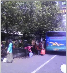 Gambar 1. Bus Yang Menaikan Penumpang Tidak Di Halte.  