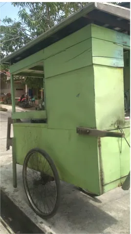 Foto terlampir merupakan foto penjual mi ayam gerobak dorong, untuk menjual mi ayamnya  harus  mengeluarkan  tenaga  yang  banyak,  apalagi  di  saat  kondisi  yang  tidak  mendukung  seperti sekarang membuat penjualan mi ayam keliling tersebut sepi pembel