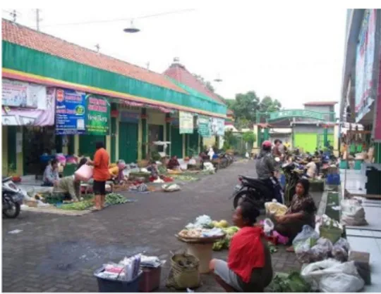 Gambar tersebut merupakan gambar kondisi Pasar Wedi,Klaten,Jawa Tengah yang dimasa  pandemi  covid  19  ini  sepi  pembeli