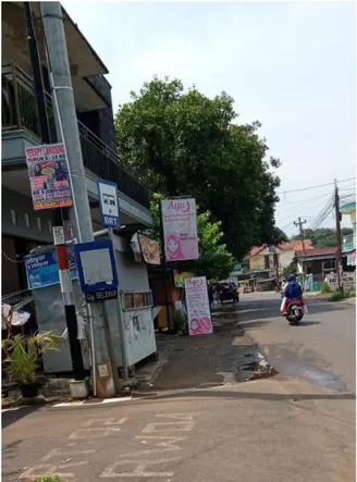 foto  diatas  adalah  penjual  kelontong  yang  berada  di  pinggir  jalan,  tepatnya  di  patemon  gunungpati semarang