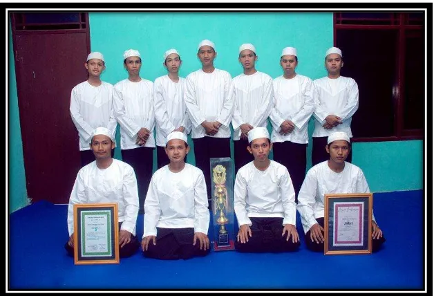 Gambar 4 : Personil Kelompok Musik Hadroh Nurul Ikhwan (Sumber: Dokumentasi Pribadi Nurul Ikhwan, Oktober 2013) 