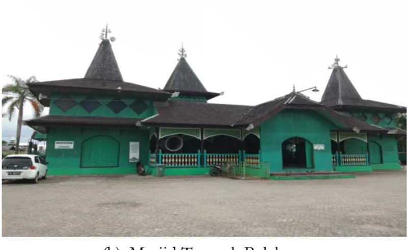 Gambar 2. Masjid Sultan Suriansyah (a) Tampak Depan; (b) Tampak  Belakang