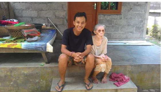 Gambar 1. Foto bersama orang tua Ni Wayan Karti 
