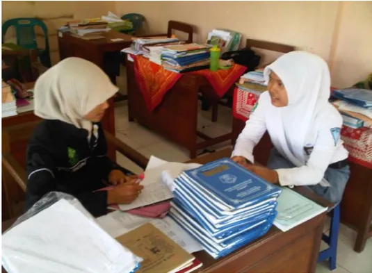 Gambar 8. Wawancara dengan Siswi SMA Islam Raudhotut Tholibin