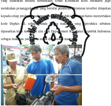 Gambar 1 Dokumentasi foto Dinas Kesehatan Kota Surakarta yang sedang melakukan penyuluhan tentang bahan pengawet makanan kepada penjual jajanan tahun 2010