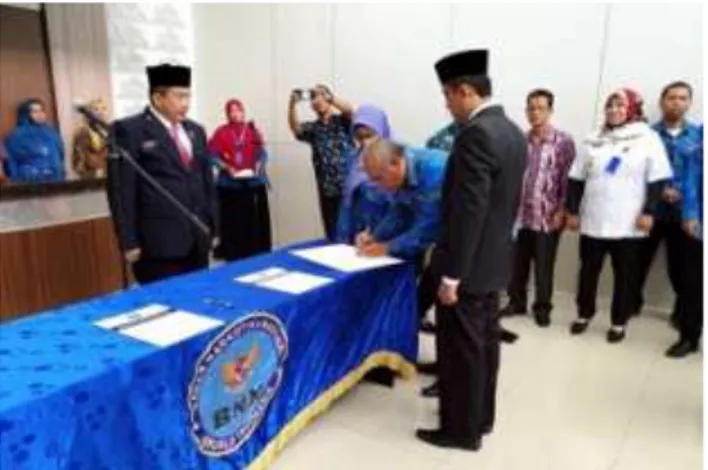 Gambar 4.1: Kepala Badan Narkotika Nasional Provinsi Aceh, Faisal Abdul Naser melantik Kapala  BNNK Banda Aceh, Hasnanda Putra di kantor BNNP Aceh, Banda Aceh, Kamis (8/3)