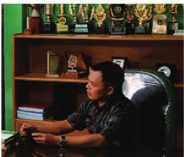 Gambar 3. Suhardi Kepala Desa Sirnajaya dalam wawancara bersama Save the Children