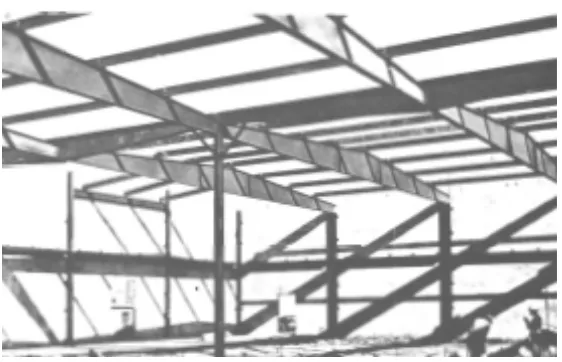 Gambar III.7.2  Tappered beam digunakan untuk menopang system drainase pada atap, pada gambar telihat pada kedua 
