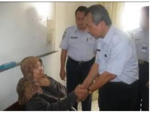 Gambar 9. Direktur PT. KA Commuter Jabodetabek, Bambang Wibianto  mengunjungi korban Tragedi Bubulak