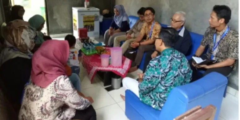 Gambar 1. Pertemuan dengan Pak K. Purwohartono, Kaur Desa Gading untuk membahas rencana  pelaksanaan kegiatan Pengabdian Masyarakat 
