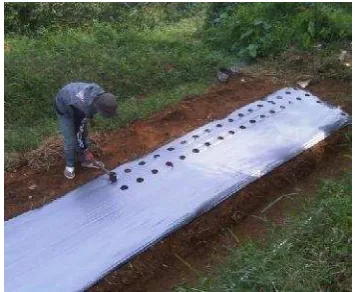 Gambar 20 Proses melubangi plastik