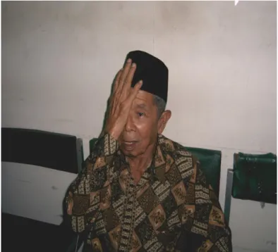 Gambar 3. Memeriksa visus mata kiri 