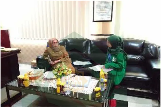 Gambar 1 : wawancara dengan Ibu Hj. Darmawati selaku kepala sekolah MTsN 1  Kota Makassar 