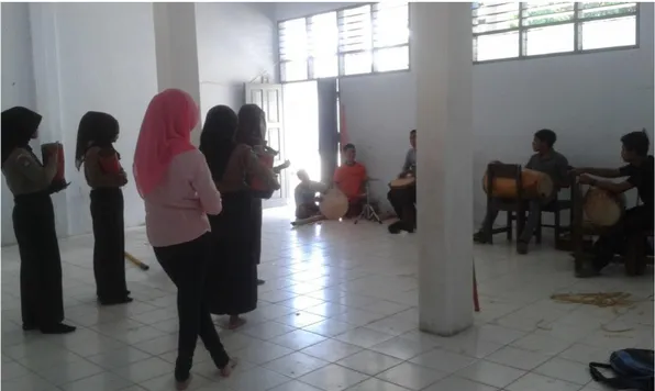 Gambar 4.3. Proses latihan musik dan tari. Dokumentasi Faisal : Minggu 7 Maret  2015. SMAN 1 Tinambung