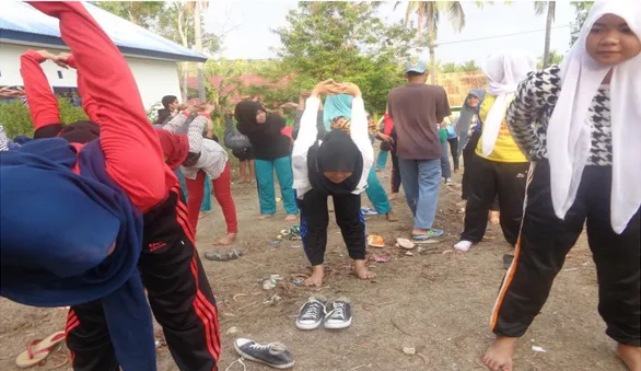 Gambar 6 : Latihan olah tubuh bersama anggota baru dan anggota lama  Dokumentasi Muhlis : 2015, Tinambung
