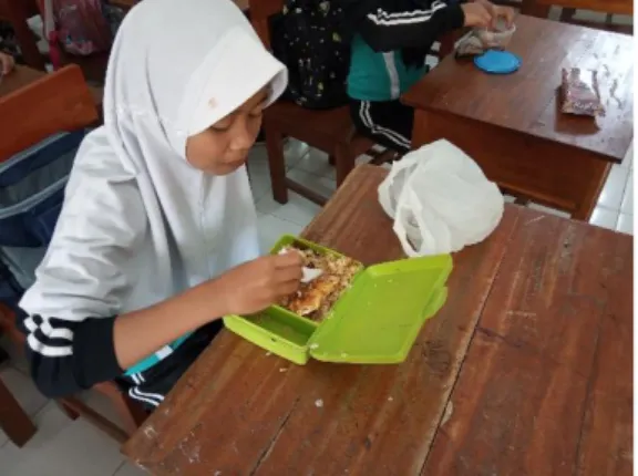 Gambar  IV.  4.  Seorang  siswa  perempuan  kelas  V  yang  membawa bekal nasi goreng dengan lauk