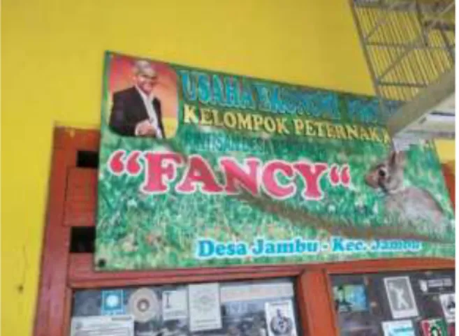Gambar  tersebut  diambil  di  salah  satu  depan  rumah  anggota  Komunitas  Ternak  Kelinci  “FANCY”  di  desa  Jambu