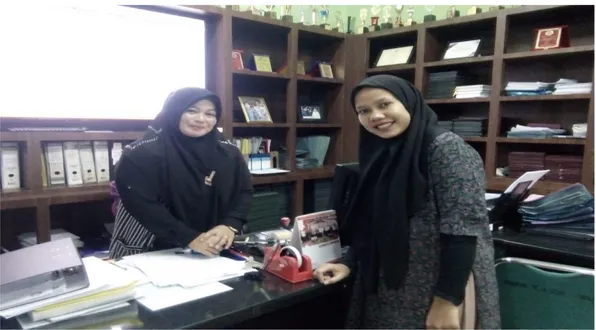 Gambar 1. Wawancara dengan guru bidang study sekalian kepala Tata Usaha  SMK Tritech Informatika Medan 