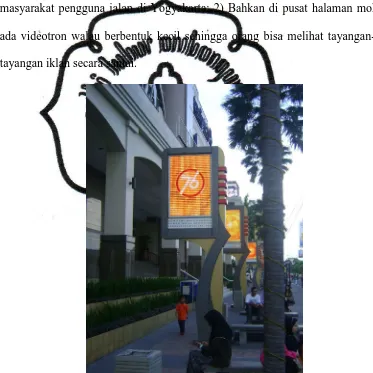 Gambar 2.4. Penempatan videotron di sudut jalan dan halaman mol di Jogyakarta (Dokumentasi Pinastiti, 2012) 