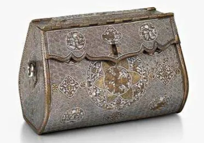 Figure 1. The Islamic ‘handbag’ at The Courtauld Gallery. 