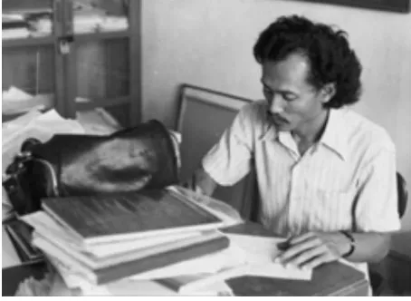 Gambar 1. Drs. Subroto Sm. di meja kerja saat menjabat Ketua Jurusan Seni Lukis (1984) (dok: Subroto, Sm.)                                 