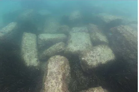 Figure 2. Marzamemi shipwreck. Detail of the squared blocks. (photo: D. Della Libera) 
